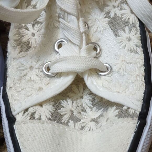 New‎ Twisted Women's Size 10 Ivory Lace Daisy Mesh Sneaker - Picture 2 of 13